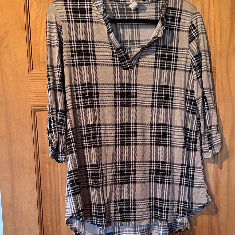 Plaid V-Neck Roll-Sleeve Women’s Top - Black & Cream